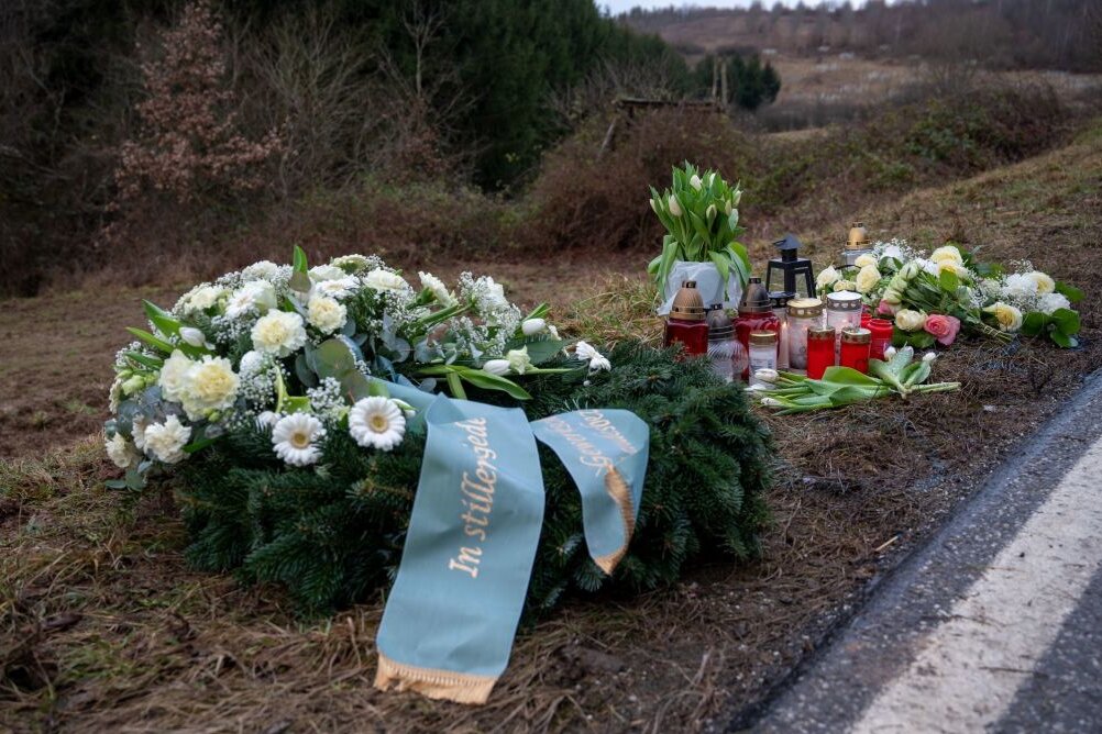Getötete Polizisten: Wie viele Waffen besaßen die Täter? - Ein Kranz sowie Blumen und Kerzen am Tatort in Kusel. Am Montag wurden dort in Rheinland-Pfalz eine Polizistin und ein Polizist im Dienst getötet.