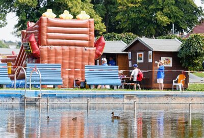 Getrübte Feierlaune im Gersdorfer Sommerbad: Wahrscheinlich keine Badesaison im nächsten Jahr - Im großen Becken durften aber nur die Enten baden. Foto: Markus Pfeifer