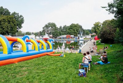 Getrübte Feierlaune im Gersdorfer Sommerbad: Wahrscheinlich keine Badesaison im nächsten Jahr - Immerhin gab es eine große Rutsche für die Kinder. Foto: Markus Pfeifer