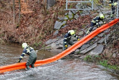 Gewässerverschmutzung: Öl in der Würschnitz entdeckt - Die Feuerwehr errichtete eine Ölsperre an der Beckerbrücke. Foto: Harry Härtel