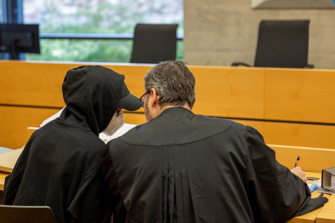 Gewalt in der Kita vor Gericht - Streit um Deutung - Eine der beiden Angeklagten (l) unterhält sich mit ihrem Rechtsanwalt im Sitzungssaal im Landgericht.