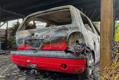 Gewaltige Explosion mitten in der Nacht: Fahrzeug brennt völlig aus - Renault brennt in der Nacht völlig aus. Foto: David Rötzschke