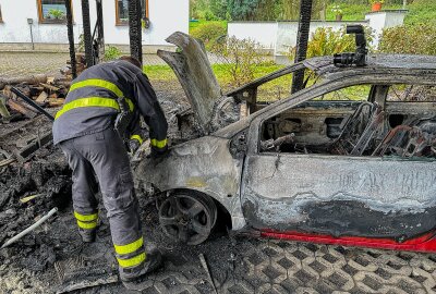 Gewaltige Explosion mitten in der Nacht: Fahrzeug brennt völlig aus - Renault brennt in der Nacht völlig aus. Foto: David Rötzschke