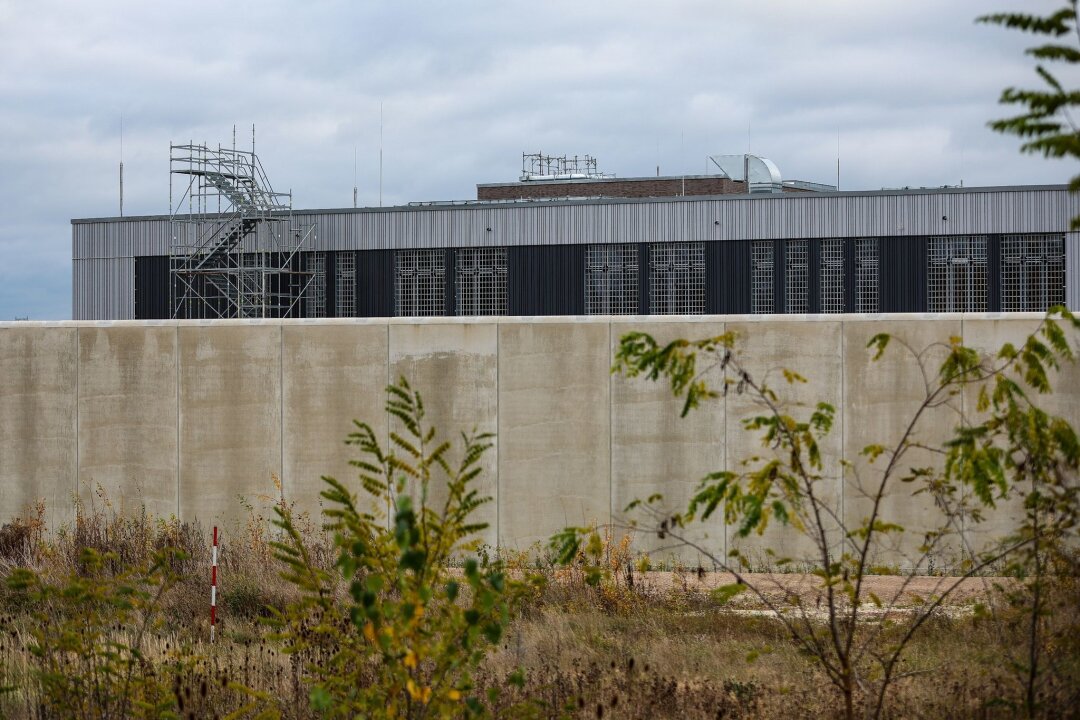 Gewerkschaft fordert mehr Personal für Zwickauer Gefängnis - Blick auf die Baustelle der gemeinsamen Justizvollzugsanstalt von Sachsen und Thüringen.