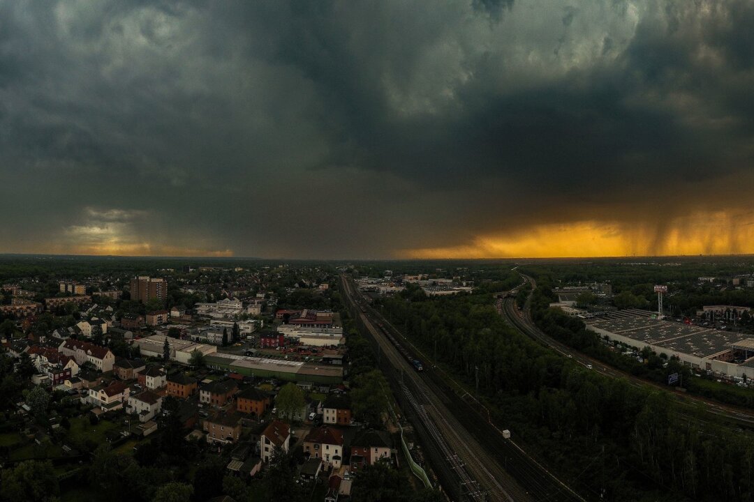 Gewitter und Starkregen über Teilen Deutschlands - Über Duisburg hat sich der Himmel verdunkelt.