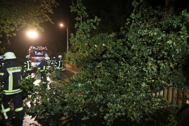Gewitter zieht über Sachsen: Stromausfall in Oberlungwitz - An der Ursprunges Straße in Oberlungwitz kamen die Feuerwehr und die Energieversorgung zum Einsatz.