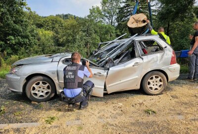 Gewitterchaos in Plauen: Baum fällt auf fahrendes Auto - Ein Baum ist auf ein fahrendes Auto gefallen. Dabei wurde die Fahrerin im Auto eingeklemmt. Foto: Mike Müller