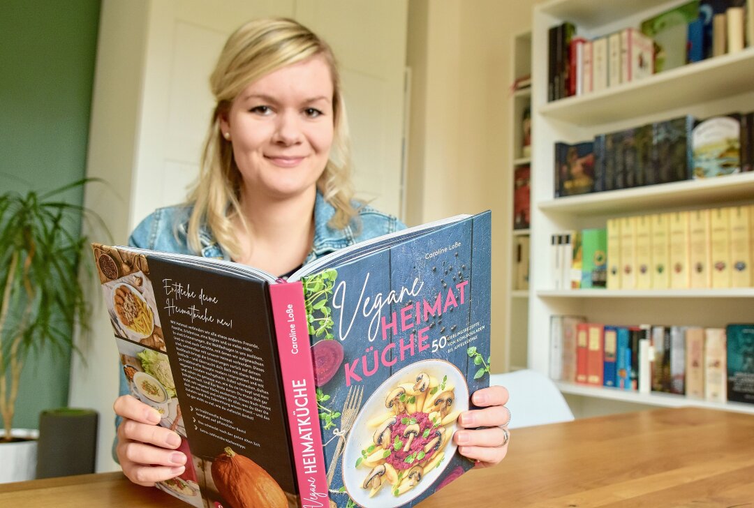 "Gewöhnliches Ungewöhnliches": Wie eine Chemnitzer Foodbloggerin über 50.000 Follower auf Instagram erreicht hat - Caroline Loße mit ihrem veganen Kochbuch. Foto: Steffi Hofmann