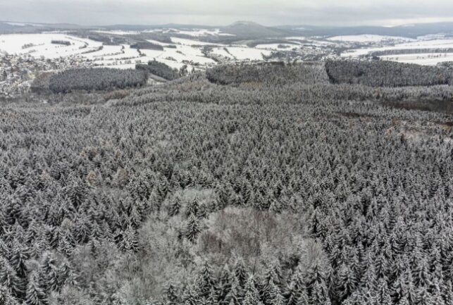 Gibt es in diesem Jahr "Weiße Weihnachten" im Erzgebirge? -  Annaberg-Buchholz in einem weißen Kleid eingehüllt. Foto: Bernd März