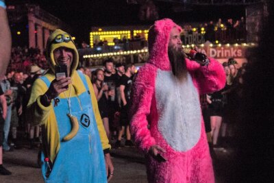 Gigantisches Spektakel: Full Force Festival begeistert 20.000 Fans und lässt Wetterextreme vergessen - Auch besonders Kostümierte waren bei Gojira im Publikum. 