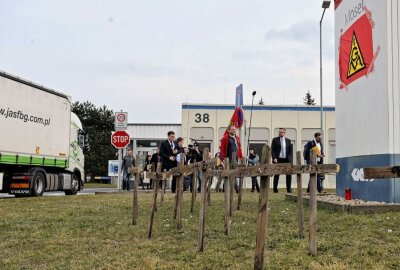 GKN: Stehen ab Montag alle Räder still? - Bei GKN in Zwickau sind vorm Werkstor Kreuze aufgestellt worden. Foto: Ralf Wendland