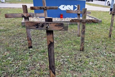 GKN: Stehen ab Montag alle Räder still? - Bei GKN in Zwickau sind vorm Werkstor Kreuze aufgestellt worden. Foto: Ralf Wendland