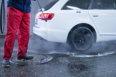 Glänzend sauber: So waschen Sie das Auto wie ein Profi - Fokus auf die Felgen: Eine Vorwäsche verbessert das Ergebnis der Waschanlage.