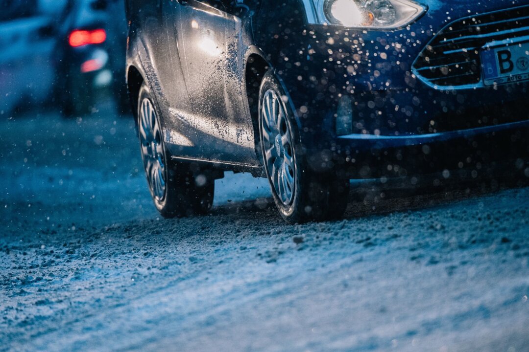 Glätte: So fahren Sie sicher bei Eis und Schnee - Sicherer durch Eis und Schnee: Weniger Gas geben und einen größeren Abstand zum vorausfahrenden Fahrzeug einhalten.