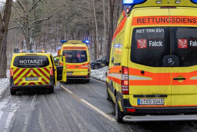 Glätte und Schnee: Verletzter nach Frontalcrash in Limbach. Foto: Blaulicht & Stormchasing David Rötzschke