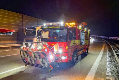Glätteunfall auf A72: PKW prallt gegen Leitplanke - Am Freitagfrüh kam es zu einem schweren Unfall auf der A72, bei dem ein PKW gegen die Leitplanke prallte. Foto: Daniel Unger