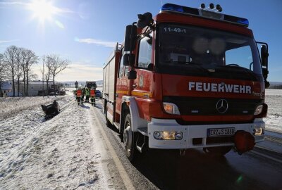 Glatte Fahrbahn: PKW überschlägt sich auf B93 in Schneeberg - Ein PKW überschlug sich heute wegen der glatten Fahrbahn auf der B93. Foto: Niko Mutschmann