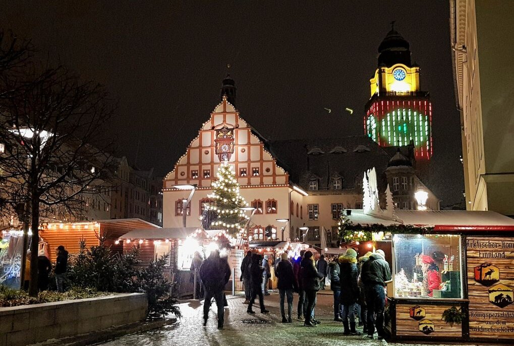 Glatteis: Plauen schließt seinen Weihnachtsmarkt! - Spiegelglatt! Der Plauener Weihnachtsmarkt ist um 16 Uhr geschlossen wurden, um Unfälle zu vermeiden. Foto: Karsten Repert