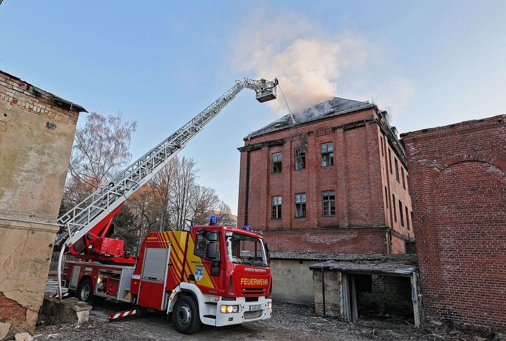 Glauchau: Dachstuhl eines alten Industriegebäudes in Flammen - In Glauchau stand am Donnerstagmorgen der Dachstuhl eines alten Industriegebäudes in Flammen. Foto: Andreas Kretschel