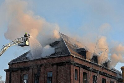 Glauchau: Dachstuhl eines alten Industriegebäudes in Flammen - In Glauchau stand am Donnerstagmorgen der Dachstuhl eines alten Industriegebäudes in Flammen. Foto: Andreas Kretschel