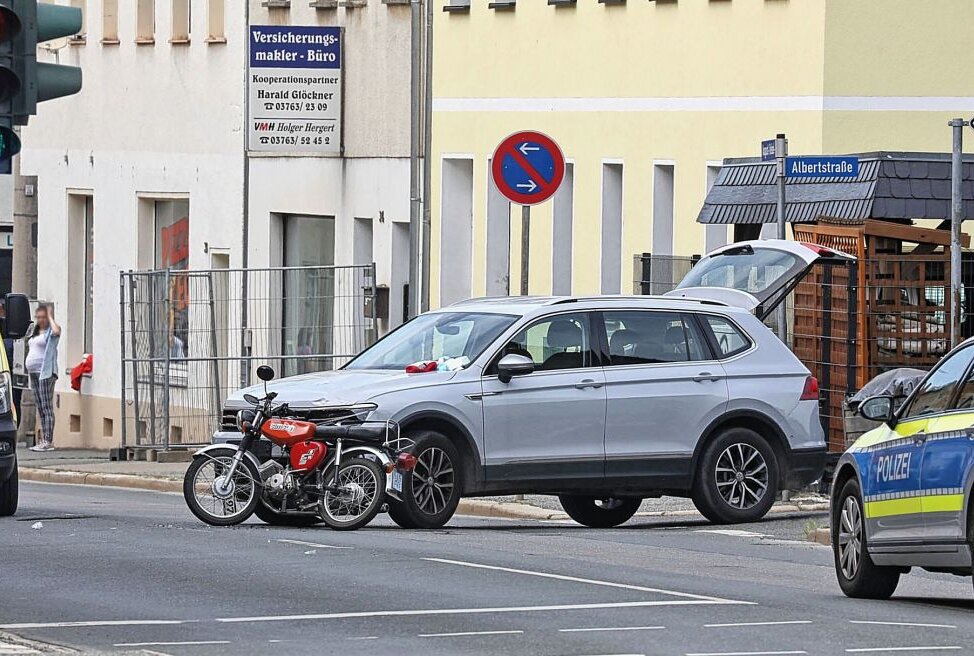 Glauchau: Mopedfahrerin nach Crash mit PKW schwer verletzt - Schwerer Unfall auf August Bebel Straße. Foto: Andreas Kretschel