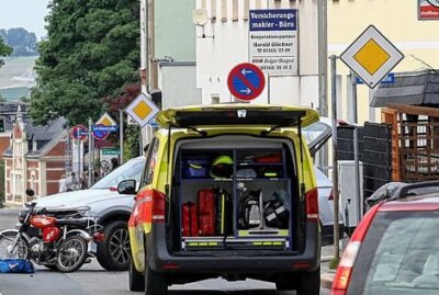 Glauchau: Mopedfahrerin nach Crash mit PKW schwer verletzt - Schwerer Unfall auf August Bebel Straße. Foto: Andreas Kretschel