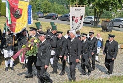 Glück auf! Bergmannstag in Bad Schlema gedenkt Opfern der Uranbergbaus - Am Ehrenhain in Bad Schlema sind Kränze niedergelegt worden. Foto: Ramona Schwabe