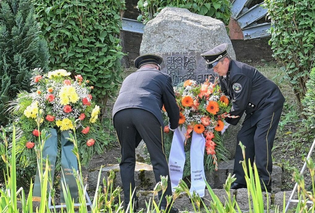 Glück auf! Bergmannstag in Bad Schlema gedenkt Opfern der Uranbergbaus - Am Ehrenhain in Bad Schlema sind Kränze niedergelegt worden. Foto: Ramona Schwabe
