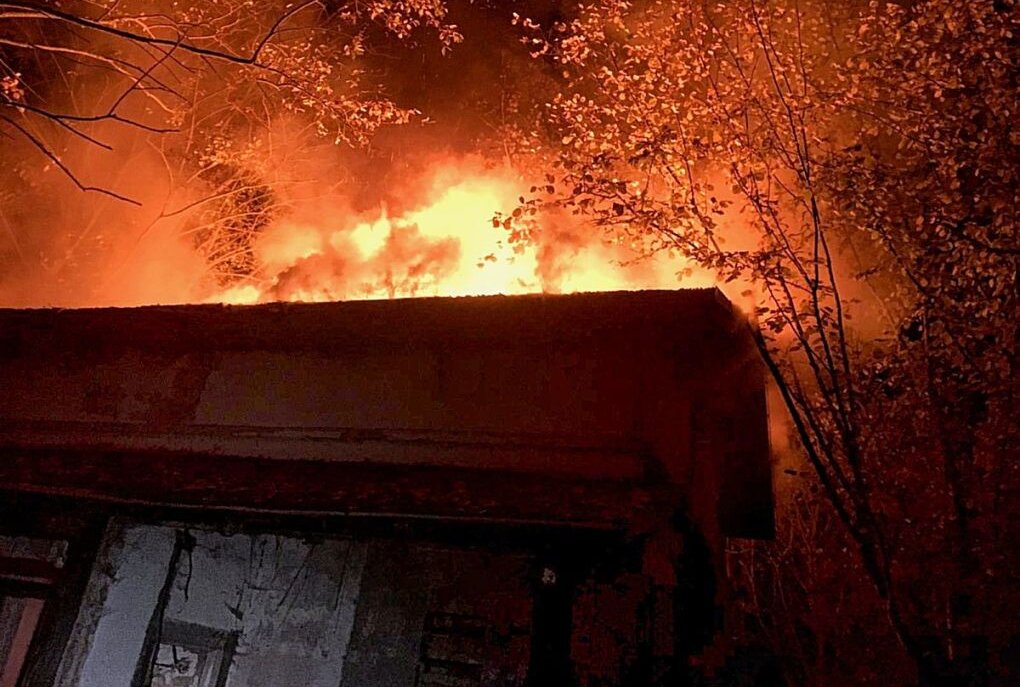 Göhren: Bahnwärterhaus völlig abgebrannt -  In der Nähe des Viaduktes brannte ein Bahnwärterhaus an einer stillgelegten Strecke. Foto: Harry Härtel