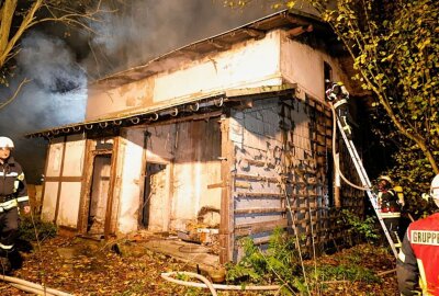 Göhren: Bahnwärterhaus völlig abgebrannt - In der Nähe des Viaduktes brannte ein Bahnwärterhaus an einer stillgelegten Strecke. Foto: Harry Härtel