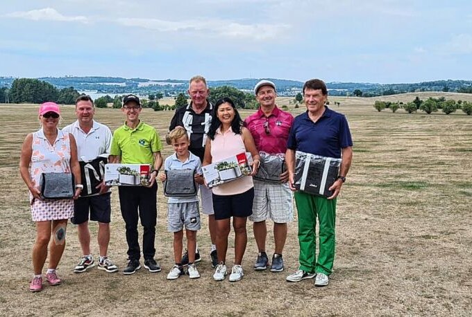 Golfer spenden 3.000 Euro für Krebshilfe - Das DKMS/Krebshilfeturnier war ein voller Erfolg. Im Bild das Siegerfoto. Beim Golfturnier kamen 3.000 Euro an Spendengeld zusammen. Foto: Verein