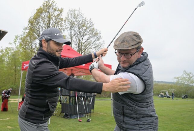 Golflehrer Denny Matthias (li.) gibt Mario Schmidt (re.) Tipps, was die richtige Haltung angeht. Foto: Ralf Wendland