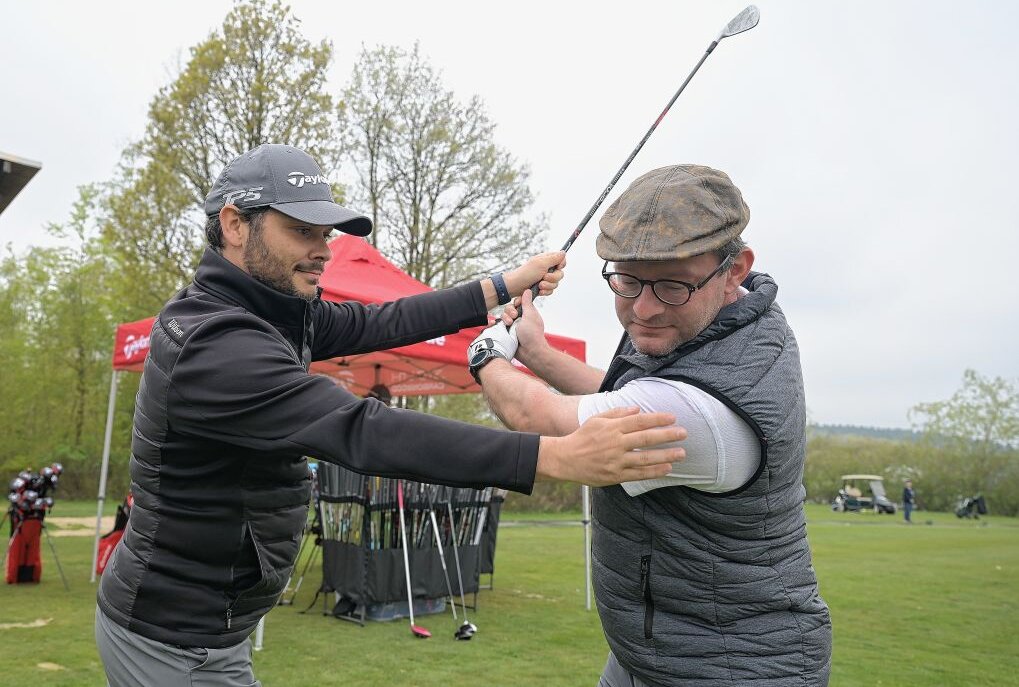 Golflehrer Denny Matthias (li.) gibt Mario Schmidt (re.) Tipps, was die richtige Haltung angeht. Foto: Ralf Wendland