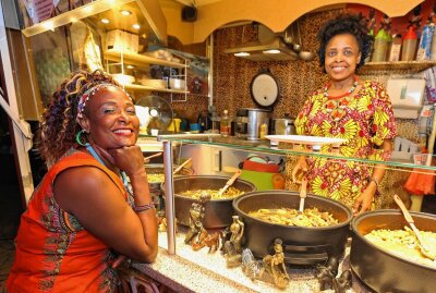 Good Food Festival lockt nach Auerbach - Die Frauen am Kenia-Stand verbreiteten bis spät in den Abend gute Laune. Foto: Thomas Voigt 