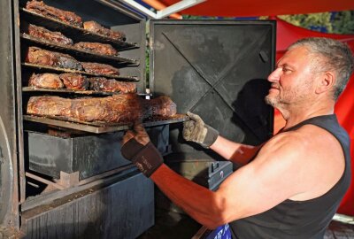 Good Food Festival lockt nach Auerbach - Der Netzschkauer Uwe Kölz ist mit seinem XXL-Smoker dabei. Seine Spezialitäten werden bei niedrigen Temperaturen mit Holzfeuer geräuchert. Foto: Thomas Voigt 