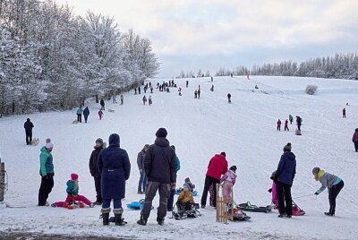 Gornau: Nach Schneefall wird gerodelt - Dutzende Kinder mit ihren Eltern zogen in die verschneite Landschaft. Foto: Harry Härtel