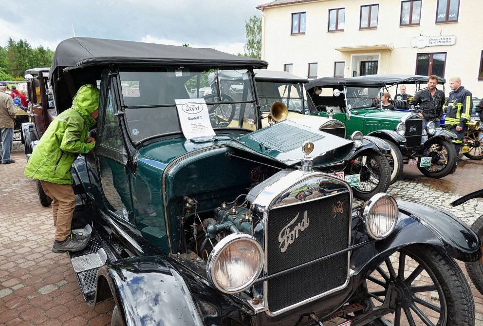 Bei einer Präsentation vor der Gornauer Turnhalle durften Besucher die historischen Fahrzeuge näher unter die Lupe nehmen. Foto: Andreas Bauer