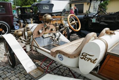 Gornau wird kurzzeitig zum Ford-T-Mekka - Mit dabei war auch ein Cabrio, das für Fahrten im Regen weniger geeignet ist. Foto: Andreas Bauer