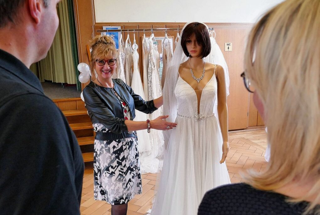 Gornauer Hochzeitsmesse überrascht mit besonderen Skulpturen - Brautkleider spielten bei der Hochzeitsmesse natürlich eine wichtige Rolle. Foto: Andreas Bauer