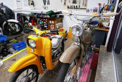 Gornsdorfer Zweiradtreffen erlebt bald seine Premiere - In der Werkstatt sind oft interessante Mopeds zu bestaunen. Foto: Andreas Bauer