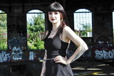 Goth-Girl Sophia (26) über ihre Tattoos: "Du wirst auf der Straße doll angeglotzt" - Sophia (26) aus Leipzig liebt düstere Tattoos.