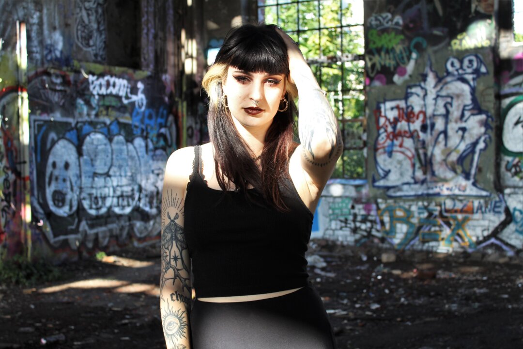 Goth-Girl Sophia (26) über ihre Tattoos: "Du wirst auf der Straße doll angeglotzt" - Sophia (26) aus Leipzig mag düstere Motive.