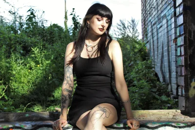 Goth-Girl Sophia (26) über ihre Tattoos: "Du wirst auf der Straße doll angeglotzt" - Sophia ist es wichtig, dass sie die Stile und Zeichnungen der Tätowierer mag und ästhetisch findet. 