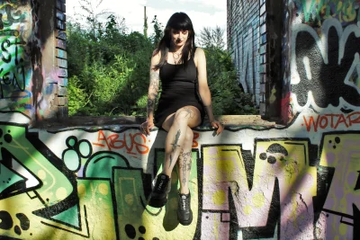 Goth-Girl Sophia (26) über ihre Tattoos: "Du wirst auf der Straße doll angeglotzt" - Sophia liebe die Grothicszene und dunklere Motive.