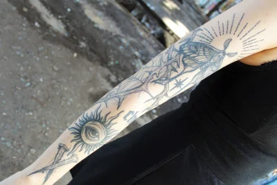 Goth-Girl Sophia (26) über ihre Tattoos: "Du wirst auf der Straße doll angeglotzt" - Die Sonne und Motte sind von Tiago Borges aus Leipzig.