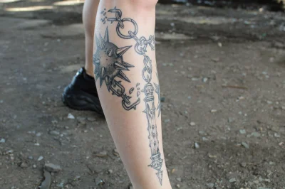 Goth-Girl Sophia (26) über ihre Tattoos: "Du wirst auf der Straße doll angeglotzt" - Manche Tattoos sind von internationalen Artists, wie der Morgenstern auf ihrem Bein.