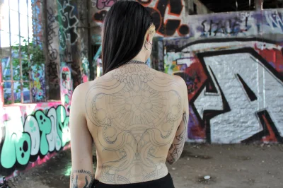 Goth-Girl Sophia (26) über ihre Tattoos: "Du wirst auf der Straße doll angeglotzt" - Das große Rückenpiece ist noch in Arbeit, zeigt aber jetzt schon mystische Schlangen und Ornamente. "Auf meinen Rücken sollen die Mondphasen eingearbeitet werden."
