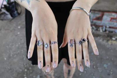 Goth-Girl Sophia (26) über ihre Tattoos: "Du wirst auf der Straße doll angeglotzt" - Sophia (26) aus Leipzig: Auch auf ihren Händen setzt sie ästhetische Zeichen.