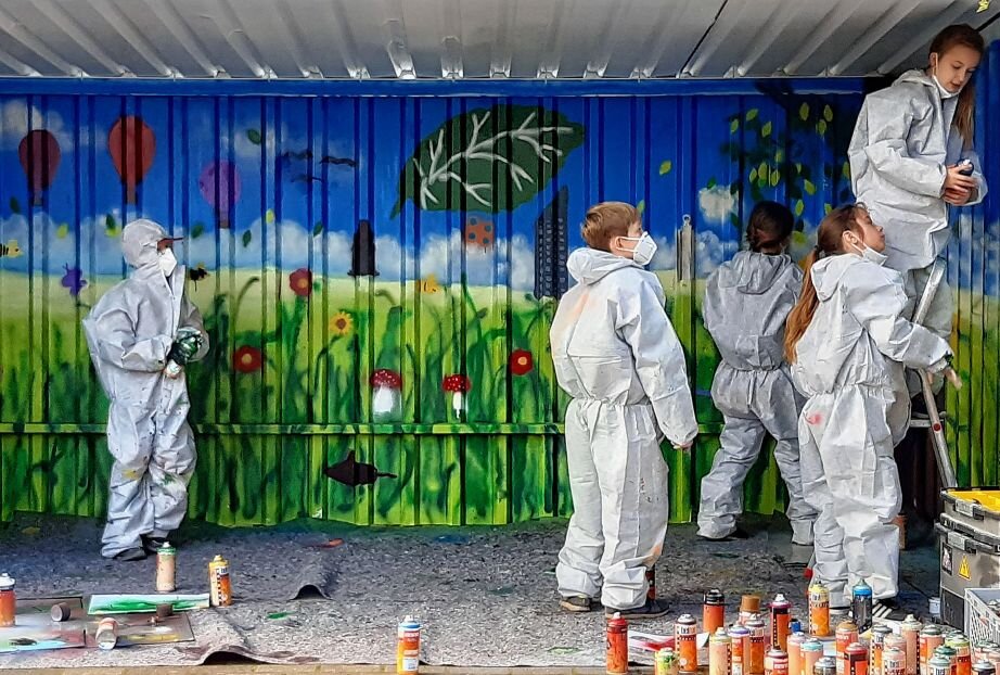 Graffiti gegen wilde Farborgien: Grundschüler betätigten sich als Sprayer - Finanzielle Unterstützung erhielt das Projekt über den schuleigenen Förderverein. Foto: Anke Brod
