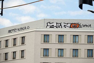 Graffiti in schwindelerregender Höhe auf Stefan-Heym-Platz - Graffiti in schwindelerregender Höhe auf dem Stefan-Heym-Platz. Foto: Harry Haertel